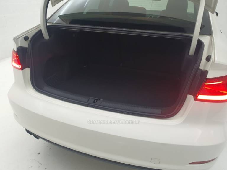 AUDI - A3 - 2015/2015 - Branca - R$ 79.900,00
