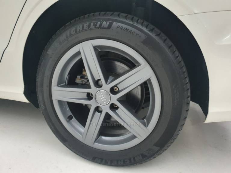 AUDI - A3 - 2015/2015 - Branca - R$ 79.900,00