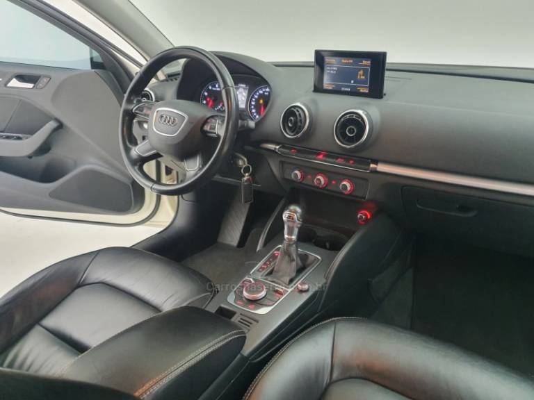 AUDI - A3 - 2015/2015 - Branca - R$ 79.900,00