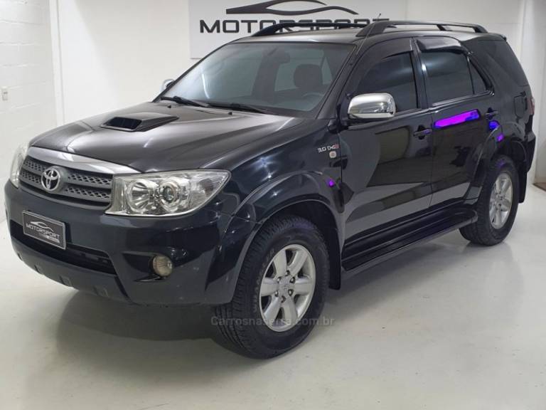 TOYOTA - HILUX SW4 - 2009/2010 - Preta - Sob Consulta